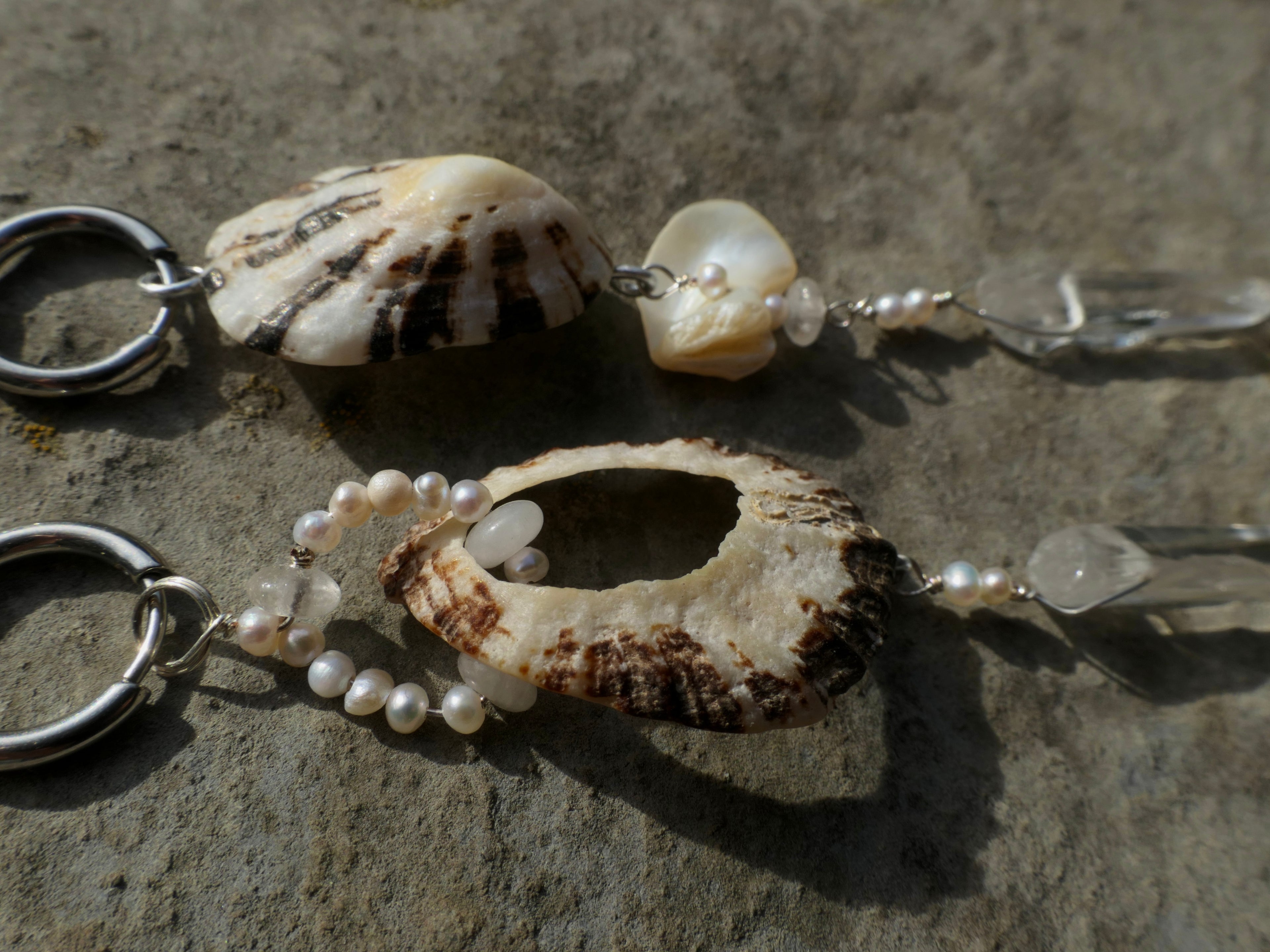 Onda Branca Muschelohrringe